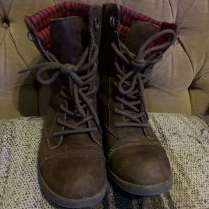 Size 9 1/2 Brown Boots. Very Comfortable